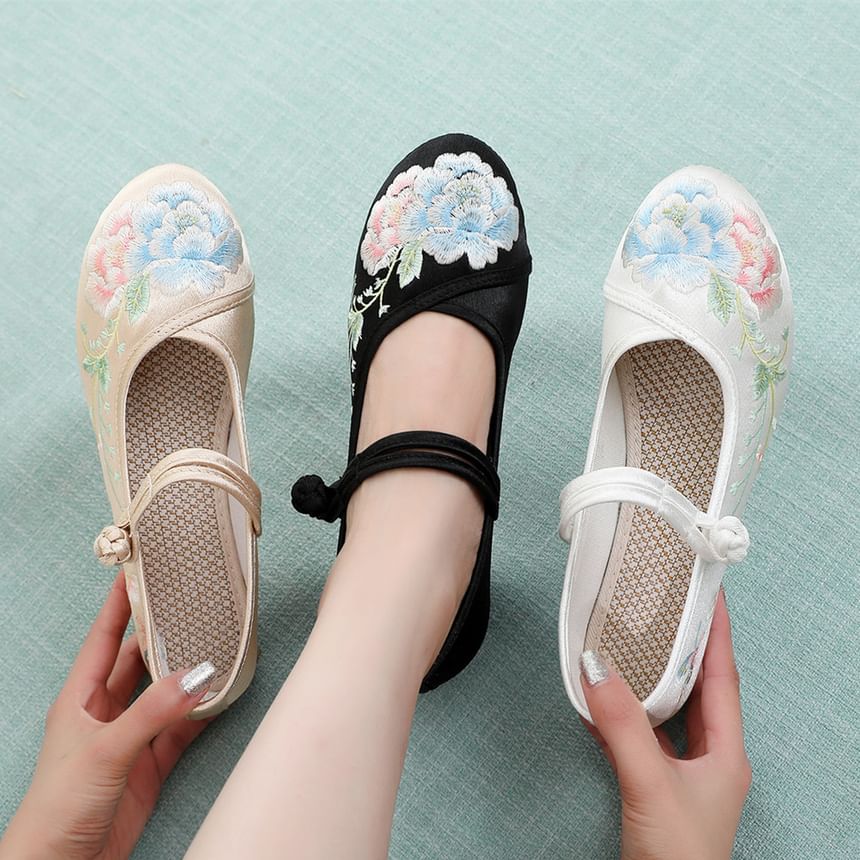 Floral Pumps Block Embroidery Heel