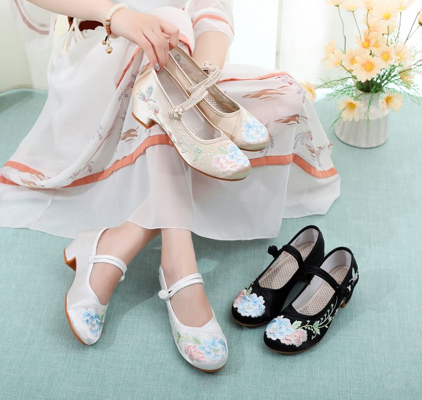 Floral Pumps Block Embroidery Heel