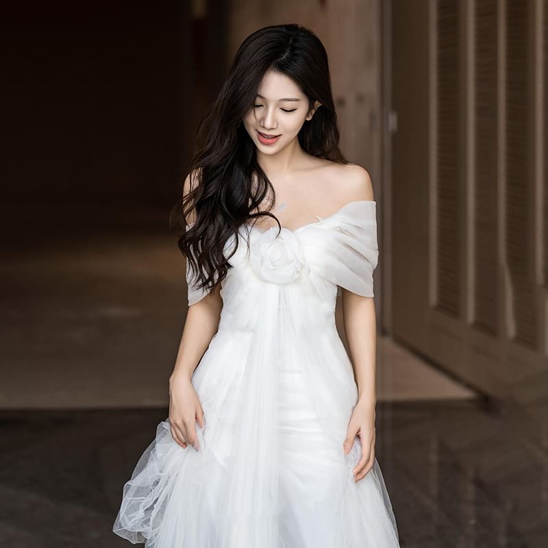 Off-Shoulder Plain Floral Accent Trained Mesh A-Line Wedding Gown