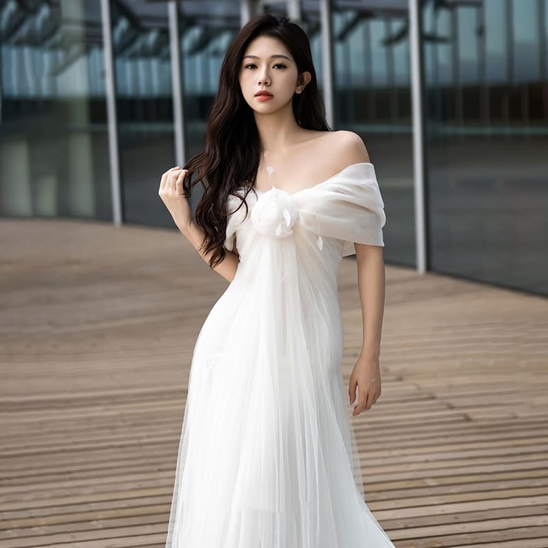 Off-Shoulder Plain Floral Accent Trained Mesh A-Line Wedding Gown