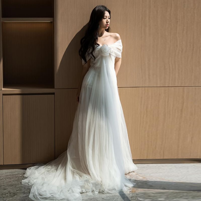 Off-Shoulder Plain Floral Accent Trained Mesh A-Line Wedding Gown