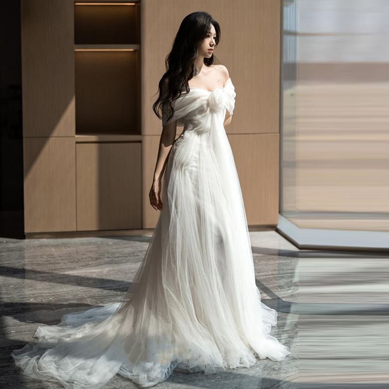 Off-Shoulder Plain Floral Accent Trained Mesh A-Line Wedding Gown