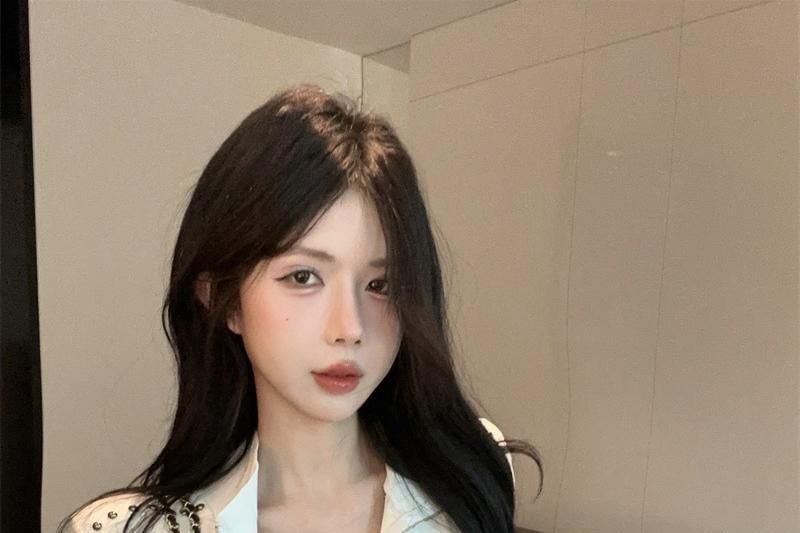 Plain Studded Turtleneck Zip Short-Sleeve Slim T-Shirt Fit