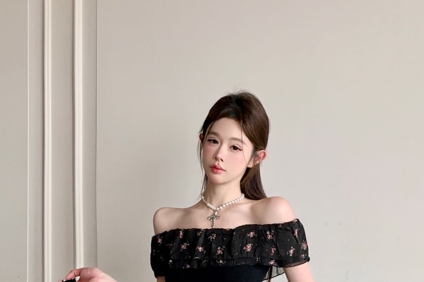 Off-Shoulder Trim Fit Floral Slim Ruffle Panel Tee Cap-Sleeve