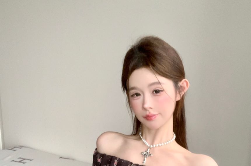 Off-Shoulder Trim Fit Floral Slim Ruffle Panel Tee Cap-Sleeve