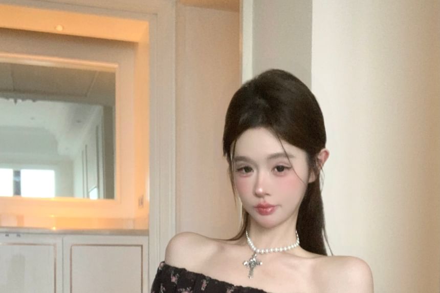 Off-Shoulder Trim Fit Floral Slim Ruffle Panel Tee Cap-Sleeve