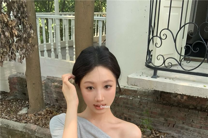 Short-Sleeve Slim Off-Shoulder Fit T-Shirt Twist