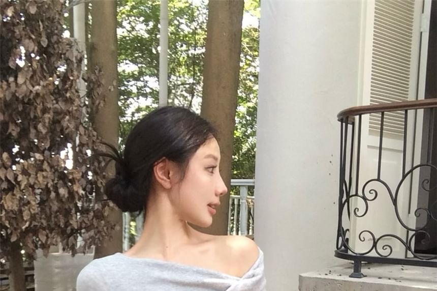 Short-Sleeve Slim Off-Shoulder Fit T-Shirt Twist