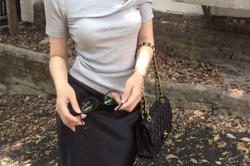 Short-Sleeve Slim Off-Shoulder Fit T-Shirt Twist