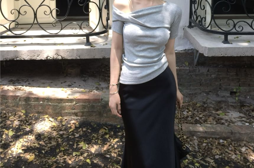 Short-Sleeve Slim Off-Shoulder Fit T-Shirt Twist