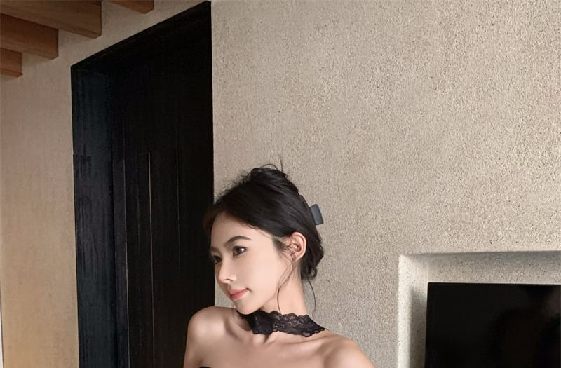 Padded Panel Halter Crop Fit Slim Top Lace Plain