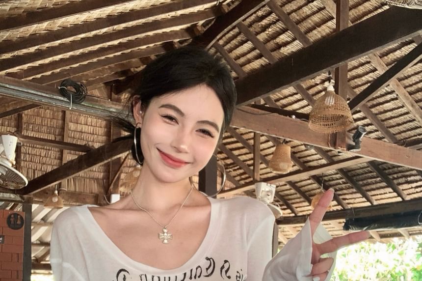 Long-Sleeve T-Shirt One-Shoulder Lettering