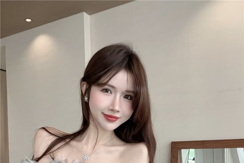 T-Shirt Off-Shoulder Detail Flower Plain