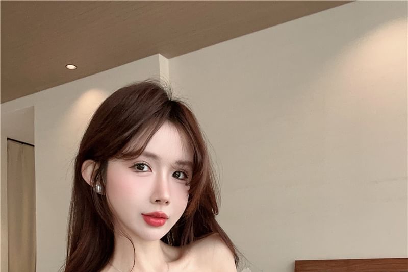 T-Shirt Off-Shoulder Detail Flower Plain