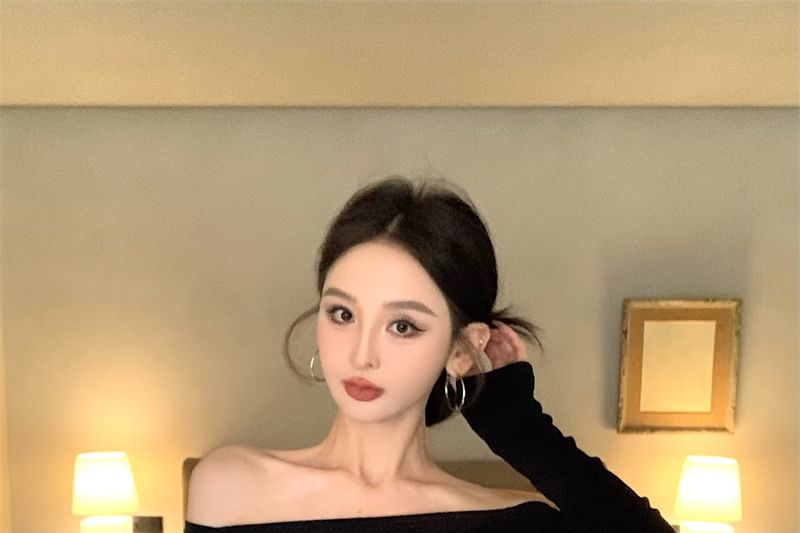 Off-Shoulder Pants / Studded Cropped Rise Flared Low Long-Sleeve T-Shirt Plain