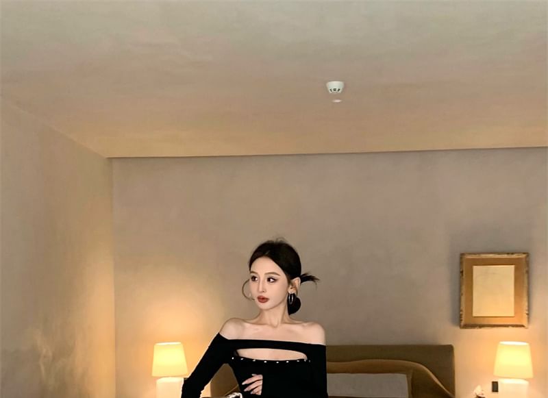 Off-Shoulder Pants / Studded Cropped Rise Flared Low Long-Sleeve T-Shirt Plain