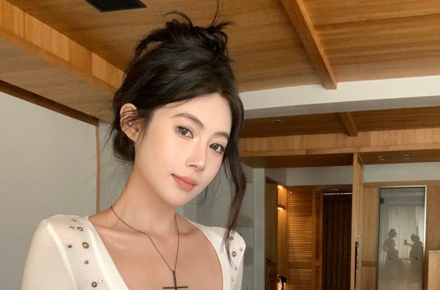 Plain Deep Short Plunge Tee Sleeve Studded