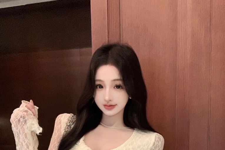 Lace Top Long-Sleeve U-Neck