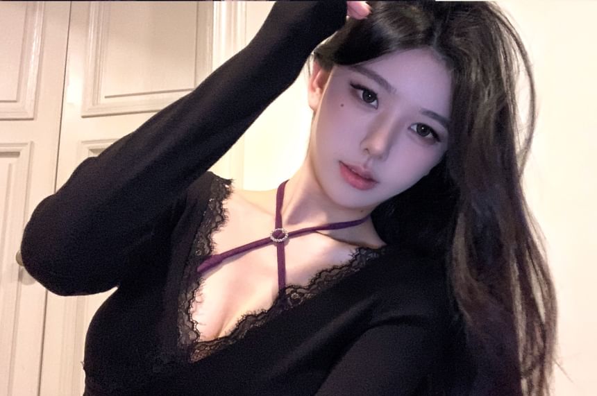 Long-Sleeve Lace Crop + Top Tee Trim V-Neck Set: Halter-Neck