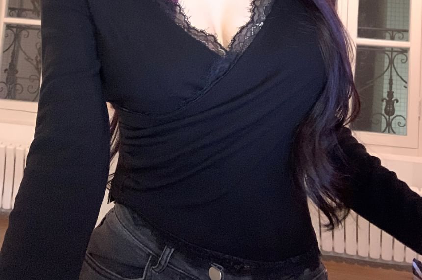 Long-Sleeve Lace Crop + Top Tee Trim V-Neck Set: Halter-Neck