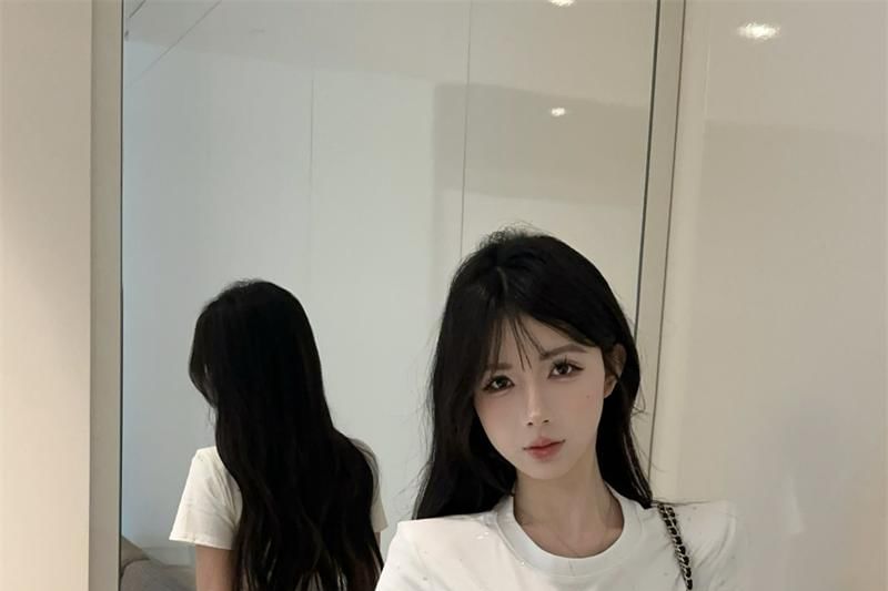 Sequin Neck Short-Sleeve Crop Tee Fit Slim Zipped Crew