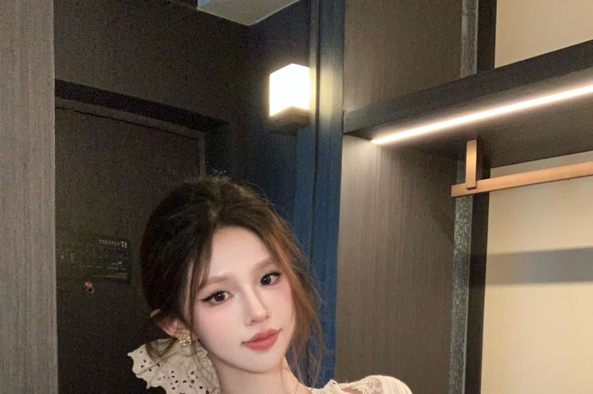 Cold-Shoulder Lace Ribbed Plain Fit V-Neck Trim Short-Sleeve Tee Slim