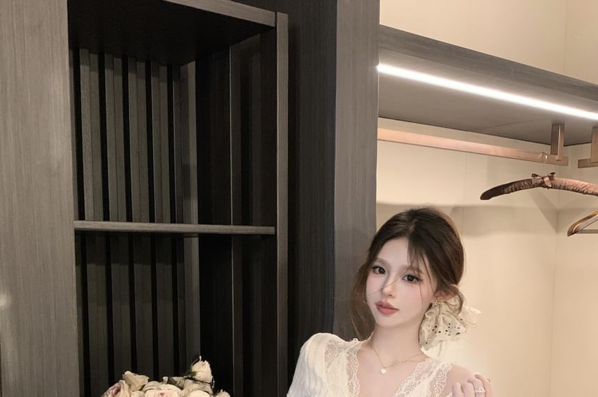 Cold-Shoulder Lace Ribbed Plain Fit V-Neck Trim Short-Sleeve Tee Slim