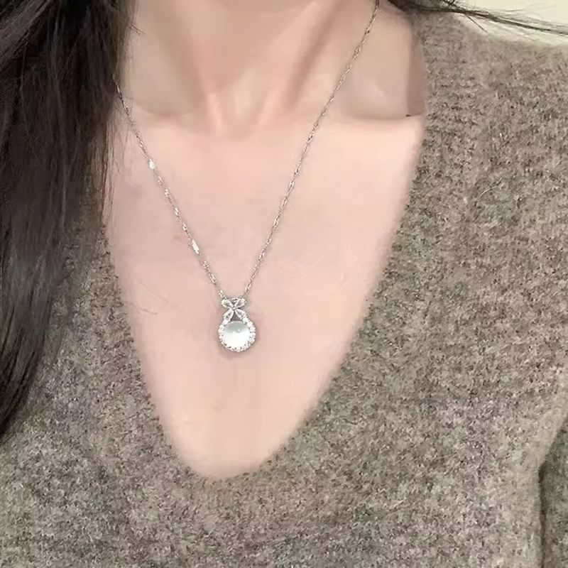 Cabochon Rhinestone Bow Necklace