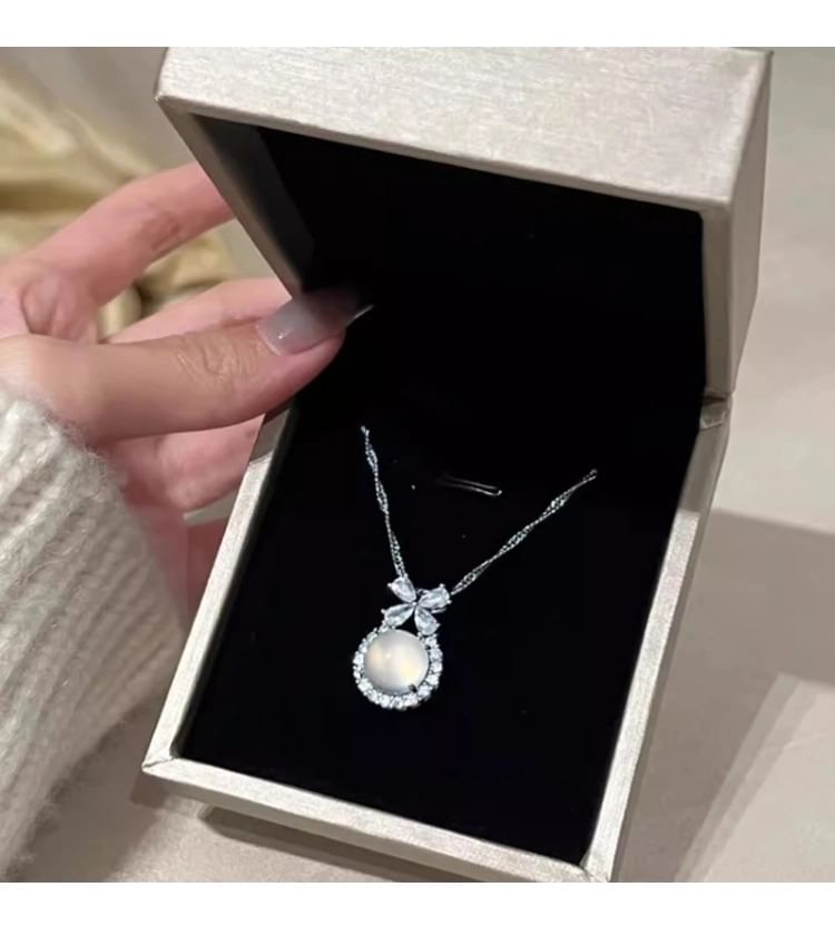 Cabochon Rhinestone Bow Necklace