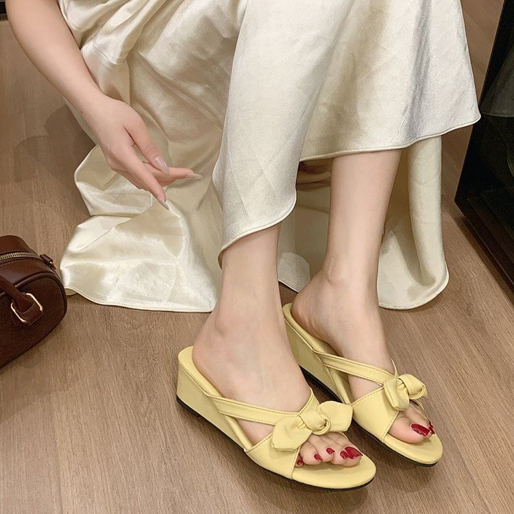 Heel Twisted Low Sandals