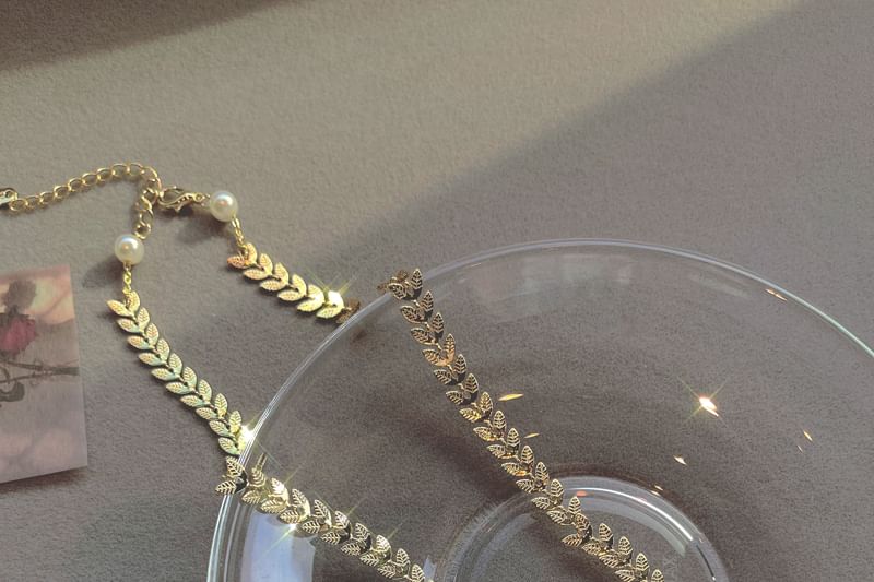 Leaf Faux Choker Pearl