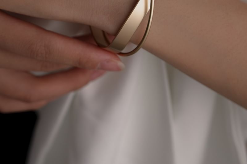 Cross Plain Bangle
