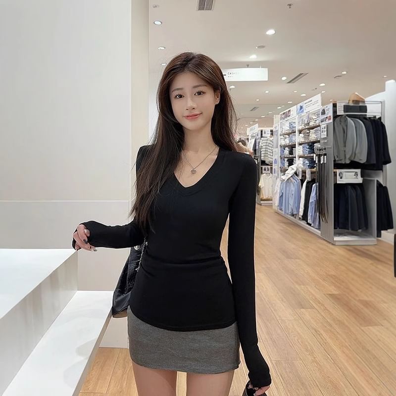 Plain V-Neck Long-Sleeved T-Shirt