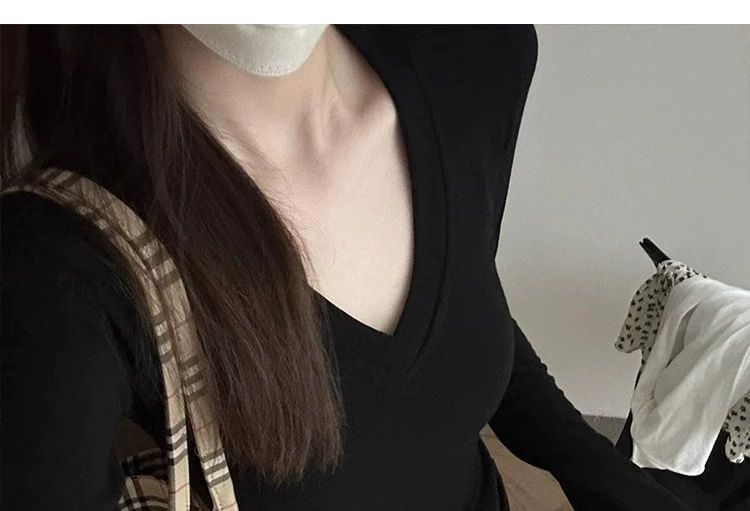 Plain V-Neck Long-Sleeved Tee