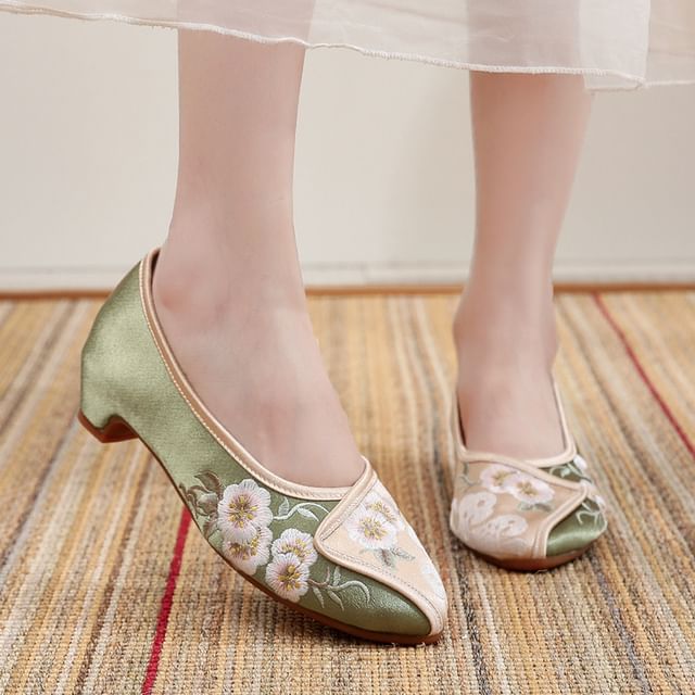 Heel Embroidered Low Flower Pumps