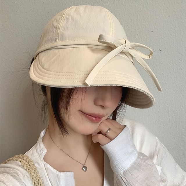 Wide Cap Brim Bow