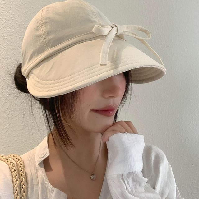Wide Cap Brim Bow