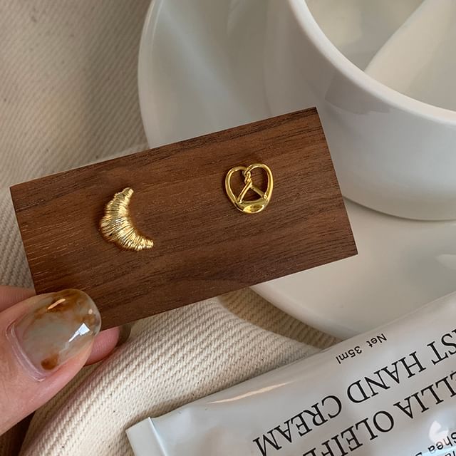 Ear Stud Metallic Pastry
