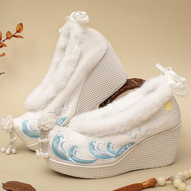Fleece-Lined Heel Embroidered Pumps Wedge