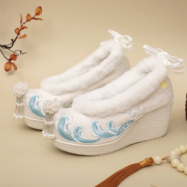 Fleece-Lined Heel Embroidered Pumps Wedge