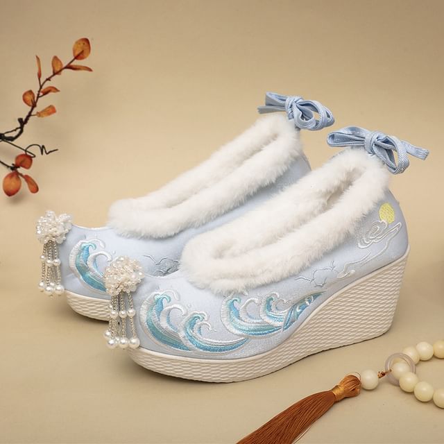 Fleece-Lined Heel Embroidered Pumps Wedge