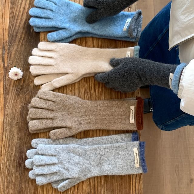 Knit Gloves Trim Contrast Applique