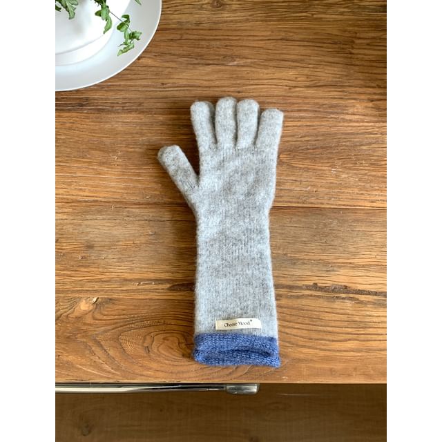 Knit Gloves Trim Contrast Applique