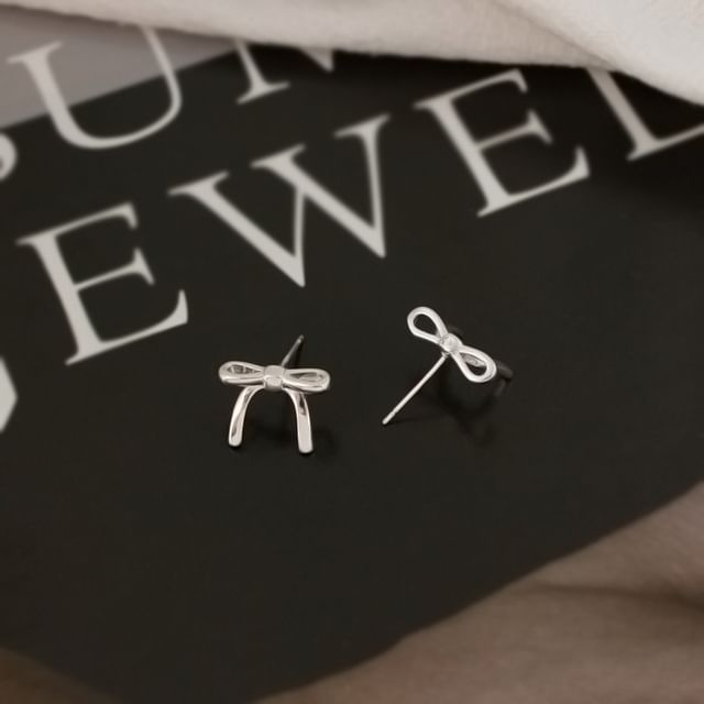 Bow Clip Earring On / Stud