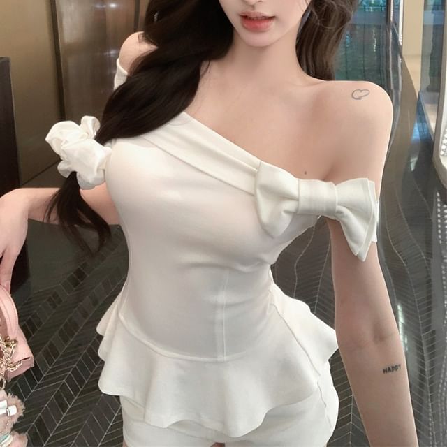 Plain Bow Off-Shoulder Accent Crop Hem T-Shirt Ruffle