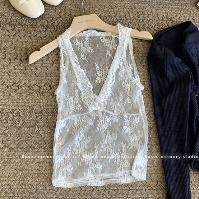 Lace Cardigan / Ruffle Scoop Camisole Neck Plain V-Neck Trim Top
