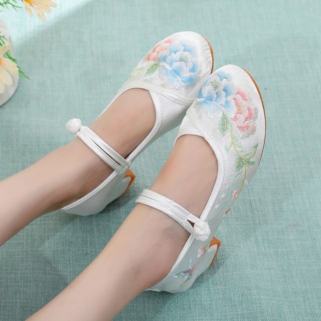 Floral Pumps Block Embroidery Heel