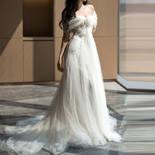 Off-Shoulder Plain Floral Accent Trained Mesh A-Line Wedding Gown