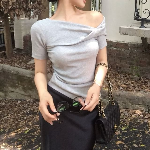 Short-Sleeve Slim Off-Shoulder Fit T-Shirt Twist