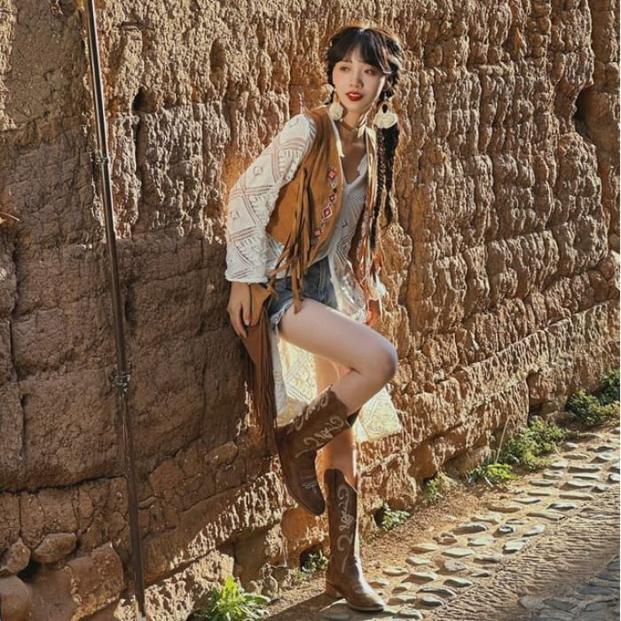 Embroidered Vest / Long-Sleeve Lace Perforated Knit Top